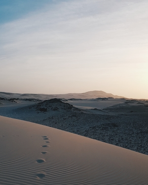 песчаная дюна, пески в пустыне, пейзаж в пустыне, следы на песке 