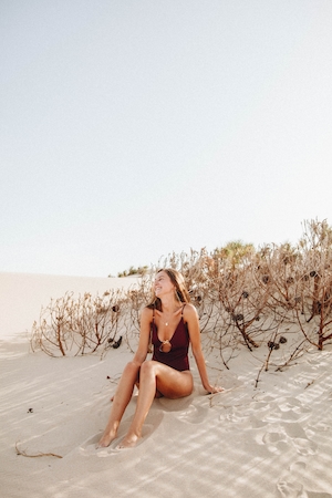 фотосессия девушки в купальнике на пляже с белым песком