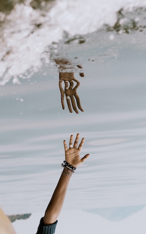 отражение руки в воде 