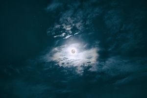 луна в облаках ночью