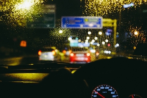 ночной город, огни города ночью, вывески из окна автомобиля в дождливый день