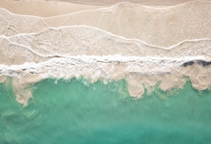фото морского побережья с песчаным пляжем с высоты 