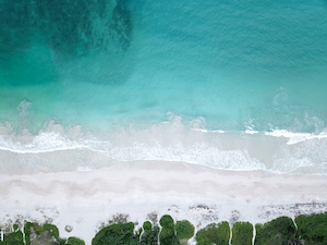 остров в бирюзовом море, белый песок и пальмы, фото сверху 