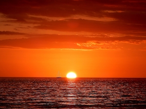 Закат в заливе, небо на восходе, восходящее солнце, градиент на небе, облака во время восхода 