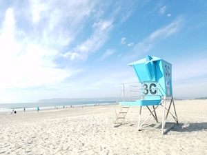 яркая спасательная будка на пляже, море и песок 