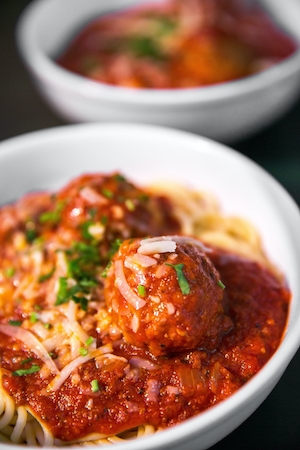 Спагетти с фрикадельками, крупный план