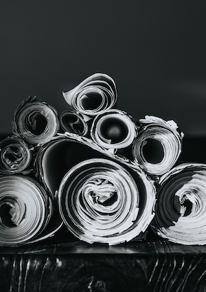 рулоны ткани или бумаги, черно-белое фото 