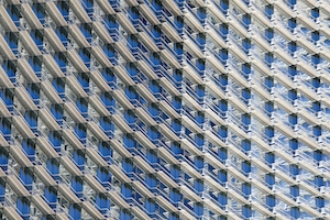 Изгиб балконов в небоскребе, изгибы, симметрия. Свет меняет их цвет по мере того, как здание изгибается.