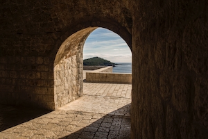 Каменная арка в Дубровнике, вид на пейзаж
