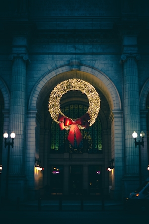 Новогодний декор, светящийся венок из гирлянды, большой красный бант, световая инсталляция