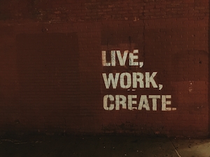 граффити на стене, живи, работай, твори 