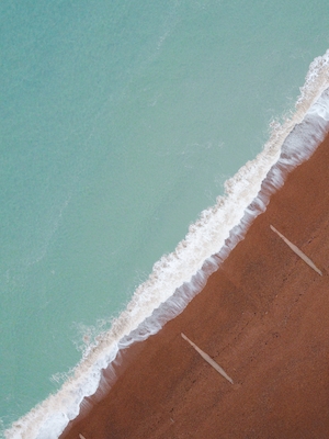 водная гладь, коричневый песок, фото сверху 