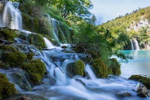 Водопады в Хорватии, водопад в окружении зеленых растений
