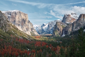цветущая версия Йосемитской долины, ущелье и отвесные зеленые скалы 