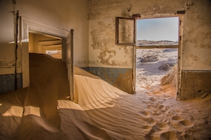 занесенная песком старая комната, пустыня в доме 