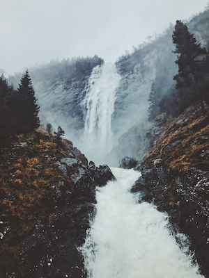большой двухуровневый водопад 