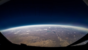 Полет на высоте 47000 футов над Казахстаном. Снимок сделан 8-миллиметровым объективом "рыбий глаз", фото орбиты Земли 