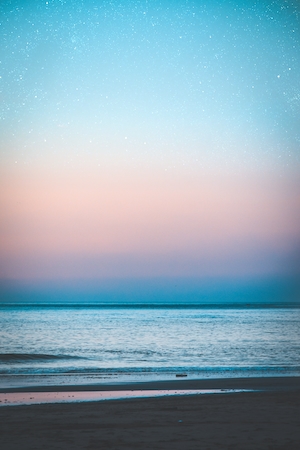 песчаный пляж, море, небо во время заката 