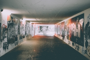 красочные граффити на стенах тоннеля