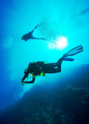 подводный мир, аквалангисты в океане 