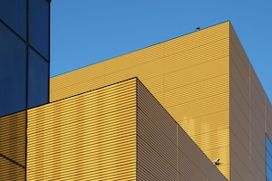 Минимализм в современной архитектуре, фасад желтого здания 