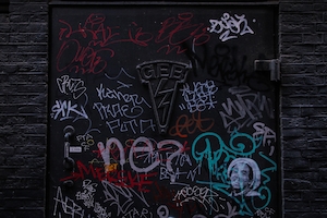 Граффити в Амстердаме, темная фотография тегов на стене 
