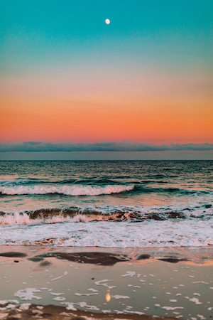 восход над пляжем, восход над водой, солнце на восходе, градиент на небе, небо и горизонт во время восхода, природа