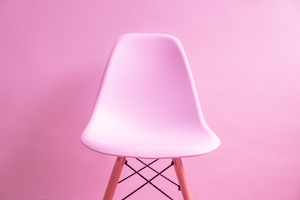 розовый стул на розовом фоне 