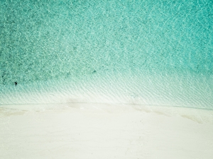 бирюзовое побережье с белым песком, фото с воздуха 