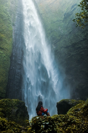 Девушка и водопад