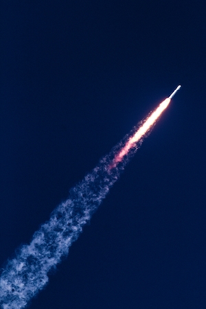 Когда ракета Falcon Heavy поднимается, она попадает в одну точку атмосферы, и выхлоп оставляет приятный инверсионный след.