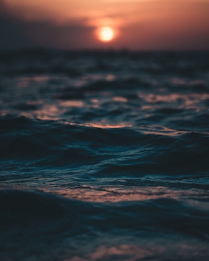 океан между волнами, легкие волны, поверхность моря, рябь на воде, морская поверхность, море во время заката 
