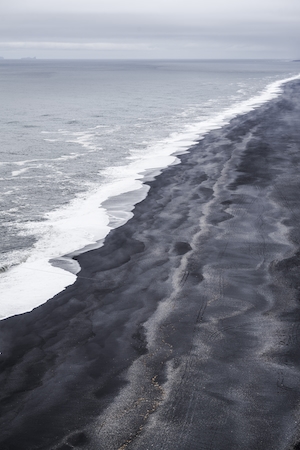 Монохромная фотография побережья, черный песок 