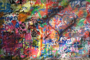 разноцветная стена с граффити 