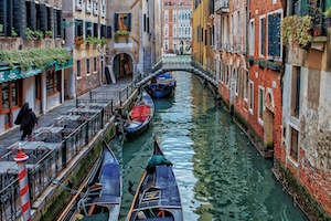 Канал в Венеции днем, здания на воде, гондолы
