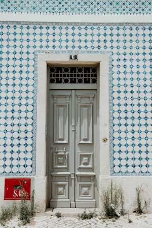 Алфама, район в Лиссабоне, Португалия. Дома, выложенные плиткой.