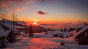 Заснеженная зимняя страна чудес в Альпах, небо на восходе, восходящее солнце, градиент на небе, облака во время восхода 
