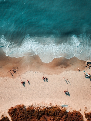 песчаный пляж, море, люди отдыхают на песчаном пляже 