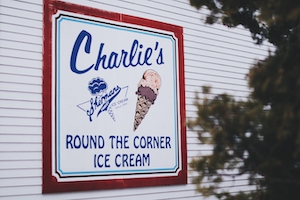 Мороженое "Чарли за углом", рекламные постеры, плакаты на стене 