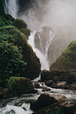 комплекс каскадных водопадов, камни, несколько уровней тропических водопадов 