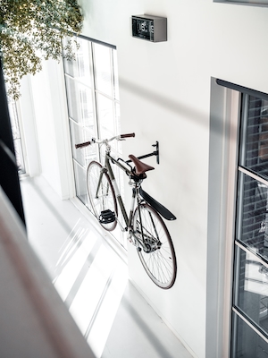 велосипед висит на стене 