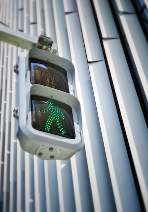 зеленый сигнал пешеходного светофора 