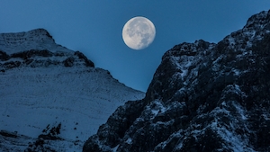 Луна садится за горы