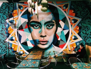 абстрактная иллюстрация девушки на стене кафе 