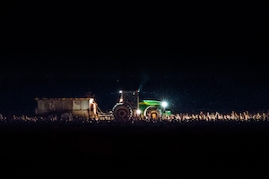 Трактор работает ночью