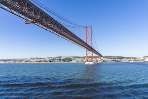 Мост 25 де Абриль в Лиссабоне, Португалия