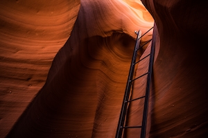 Лестница наверх, красные скалы каньона