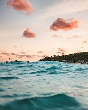 закат на море, пляж во время заката, фото с воды 