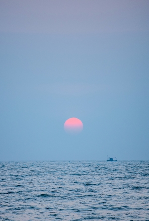 свет красного солнца над морем 