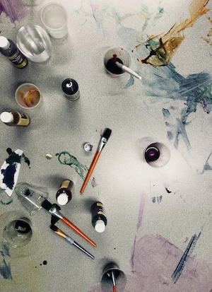 краски, кисти, чернила, рабочий стол художника 